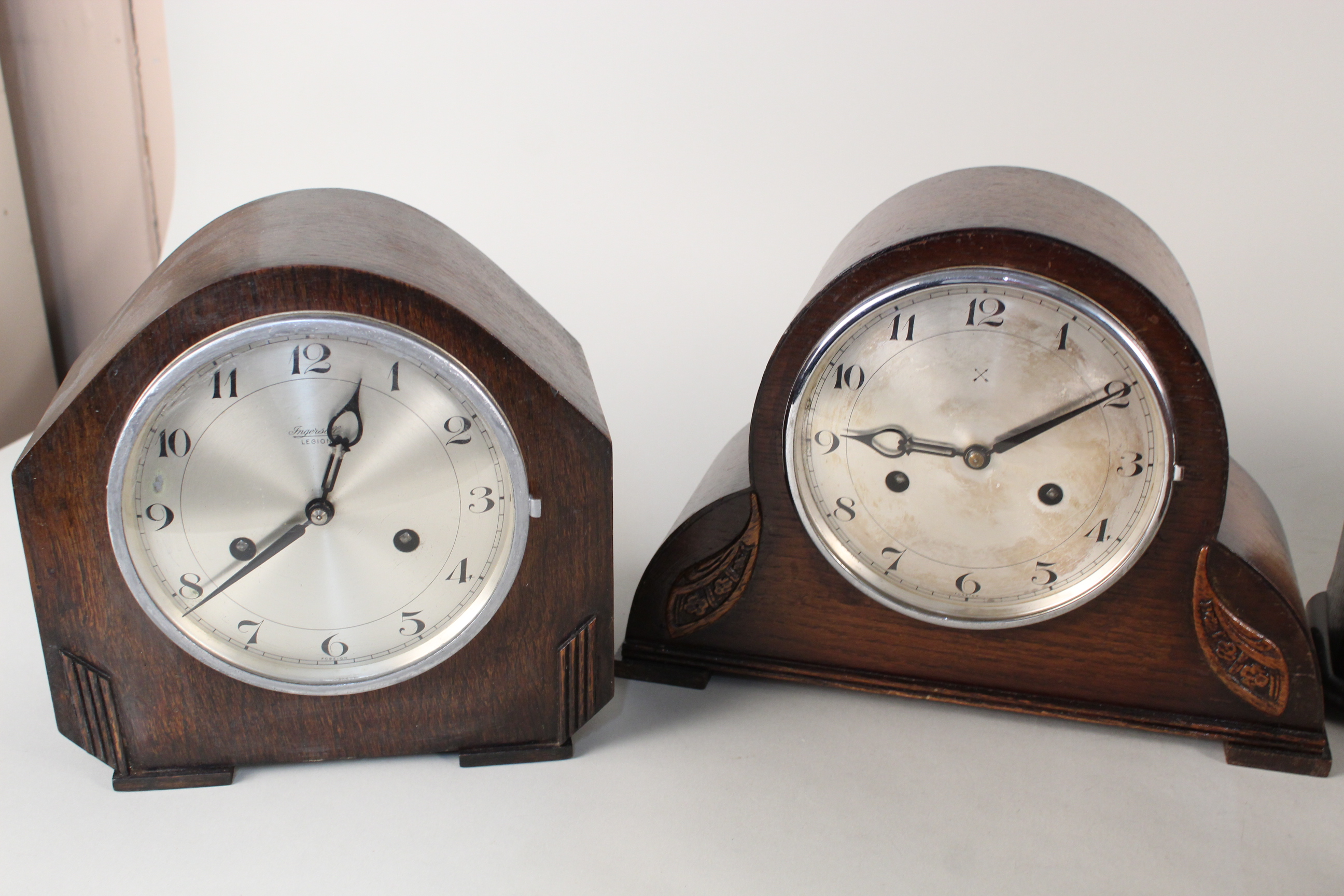 Five assorted oak cased 1950's mantel clocks - Image 2 of 3