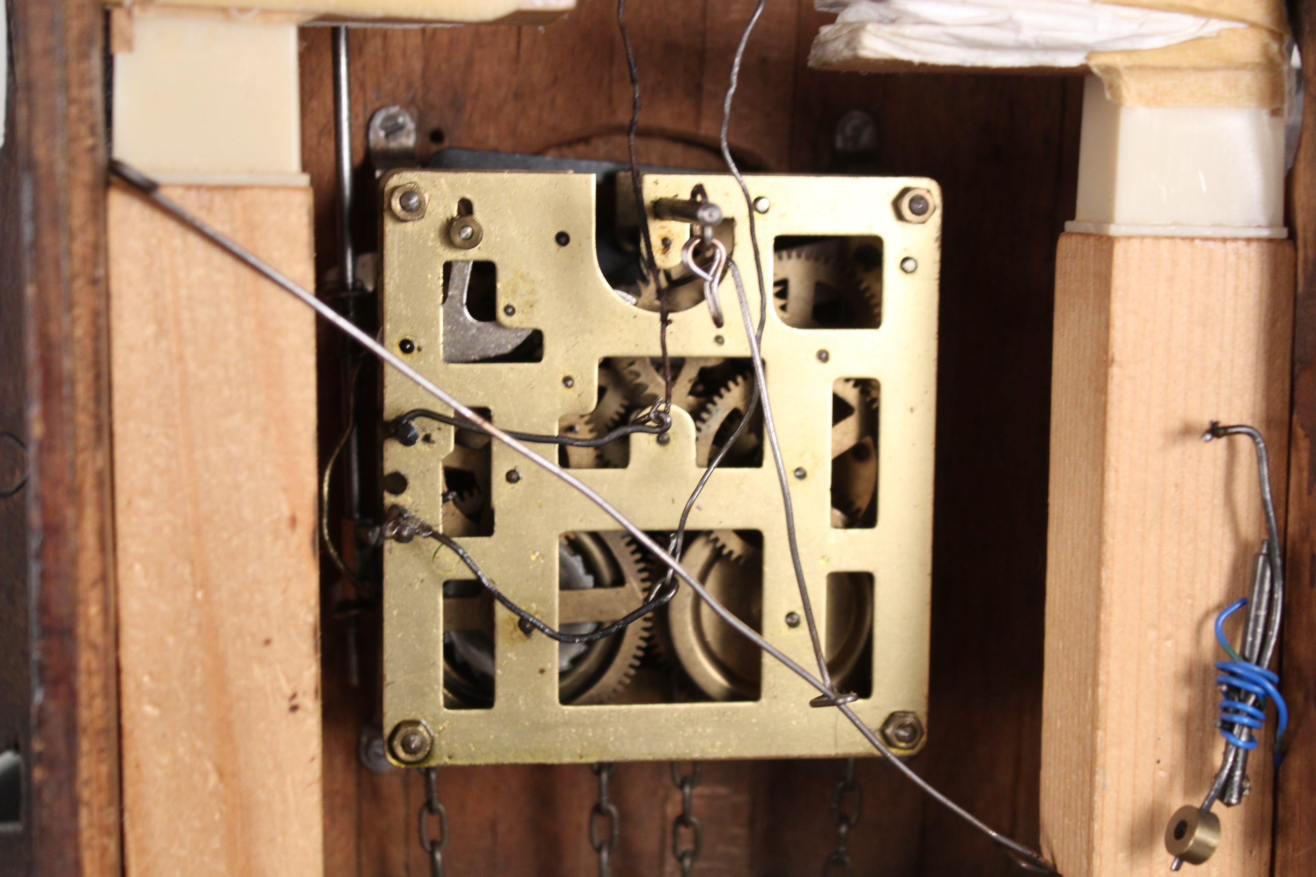 A vintage carved oak cuckoo clock - Image 3 of 3