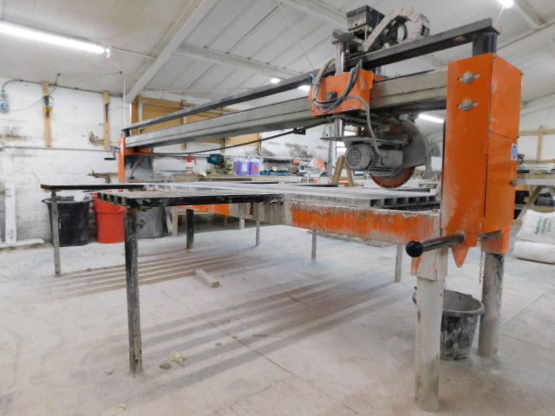 *Achilli 2005 Bridge Saw with side feed beds Ser No 200503065 - Image 4 of 4