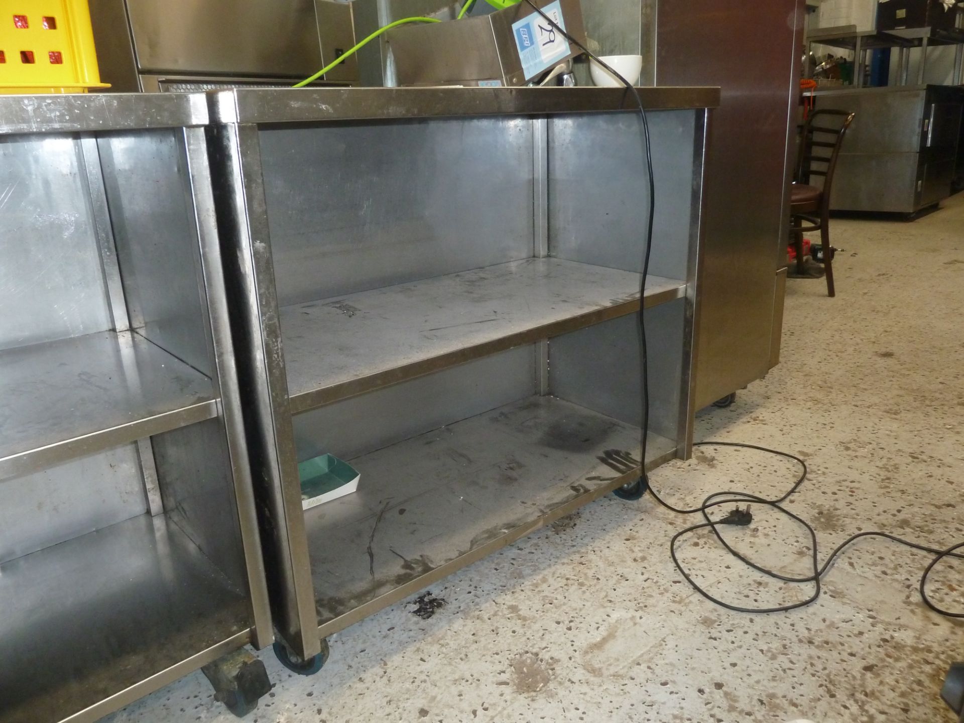 * Stainless steel prep bench on castors with under shelf in good condition 950H x 990W x 520D) - Bild 2 aus 2