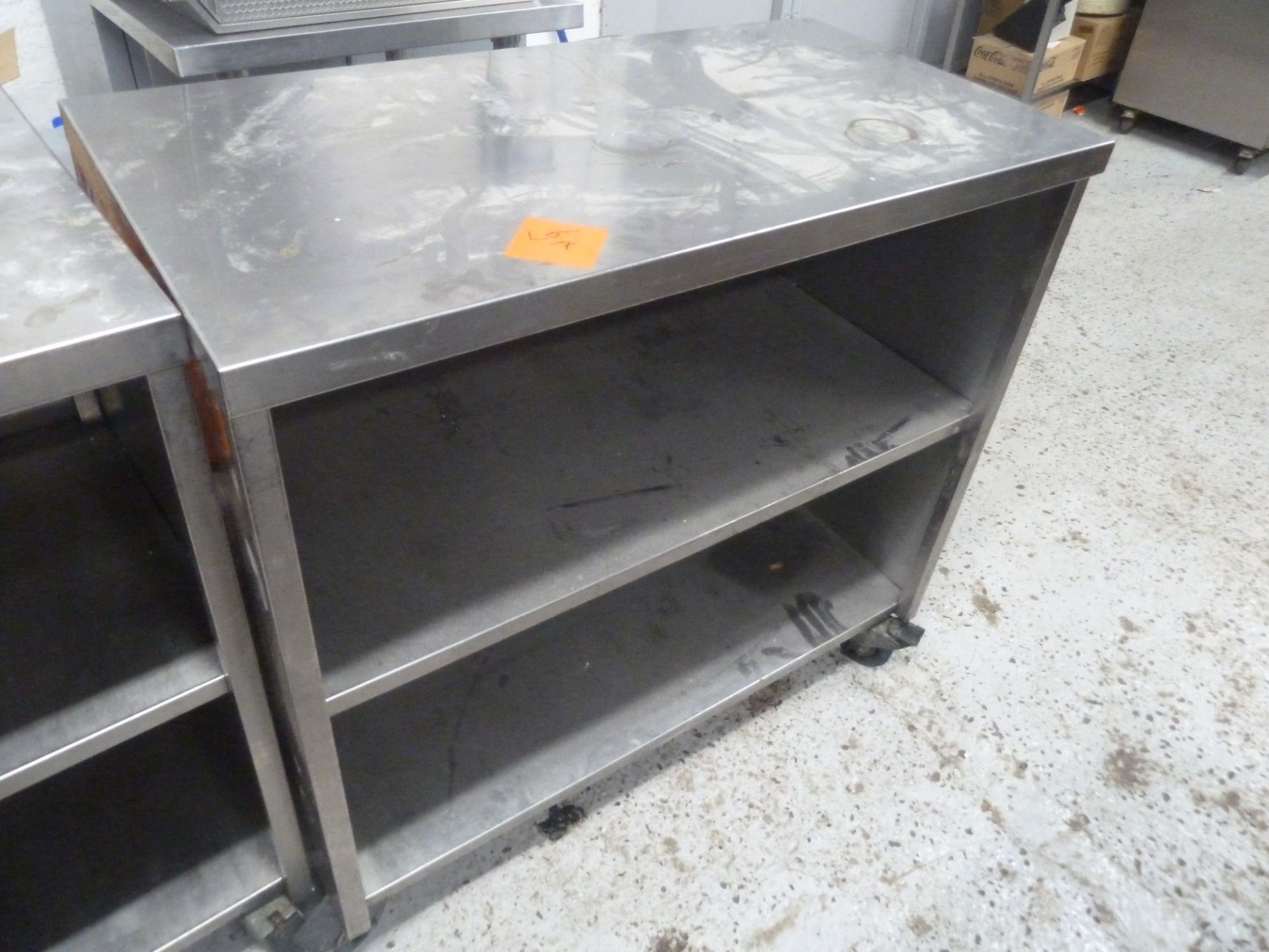 * Stainless steel prep bench on castors with under shelf in good condition 950H x 990W x 520D)