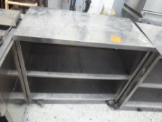 * Stainless steel prep bench on castors with under shelf in good condition 950H x 990W x 520D)