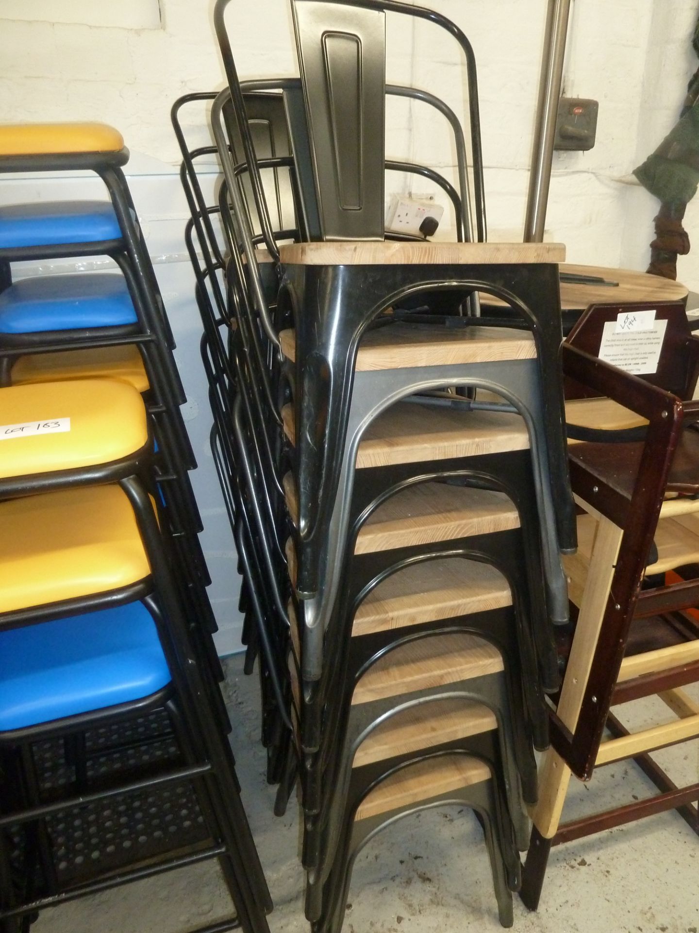 * Fifteen metal cafe chairs with wooden seats in good condition - Bild 2 aus 2