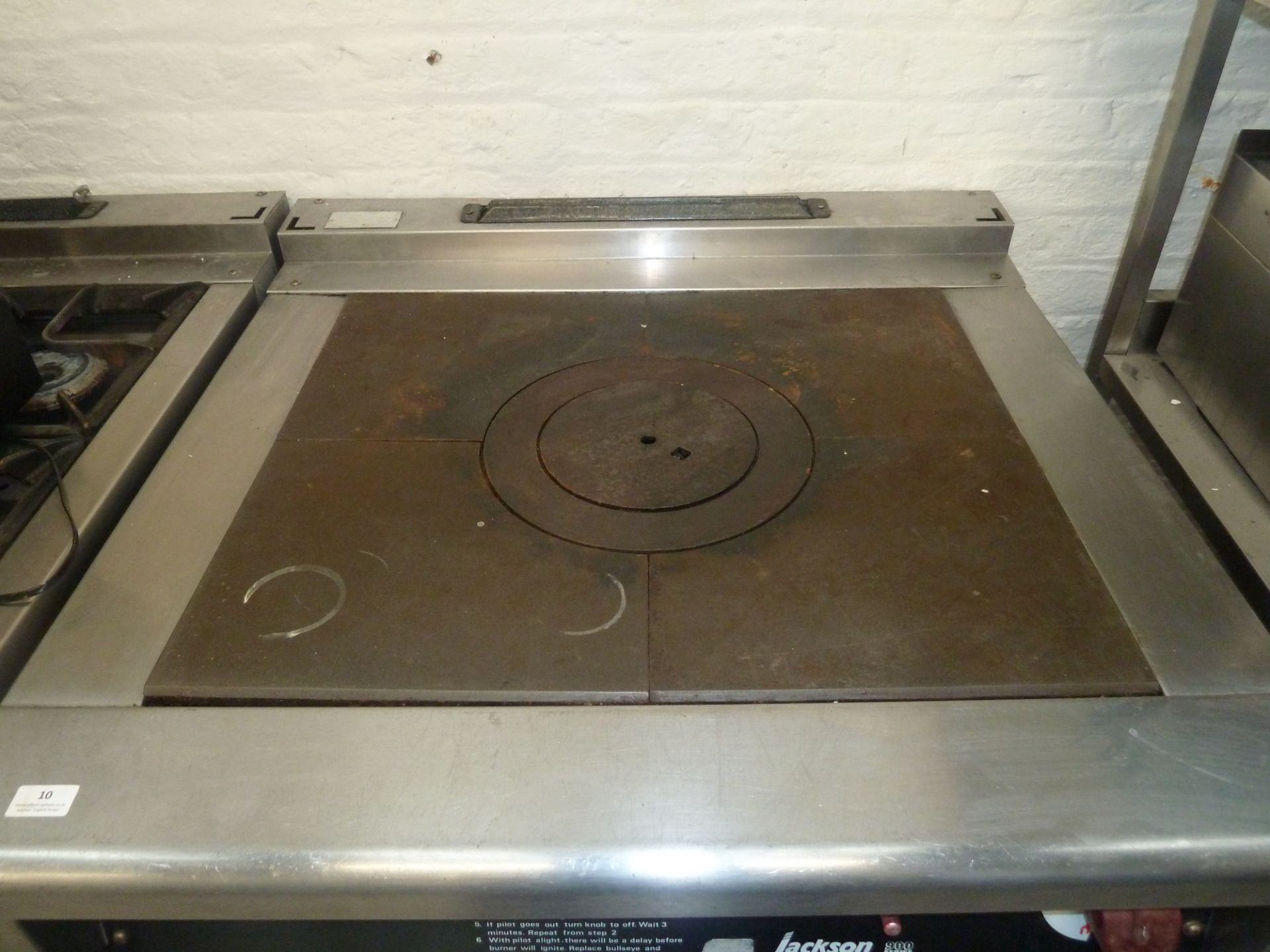 * jackson 900 series gas flat top on wheels in good condition 900x900x 900 - Image 2 of 2