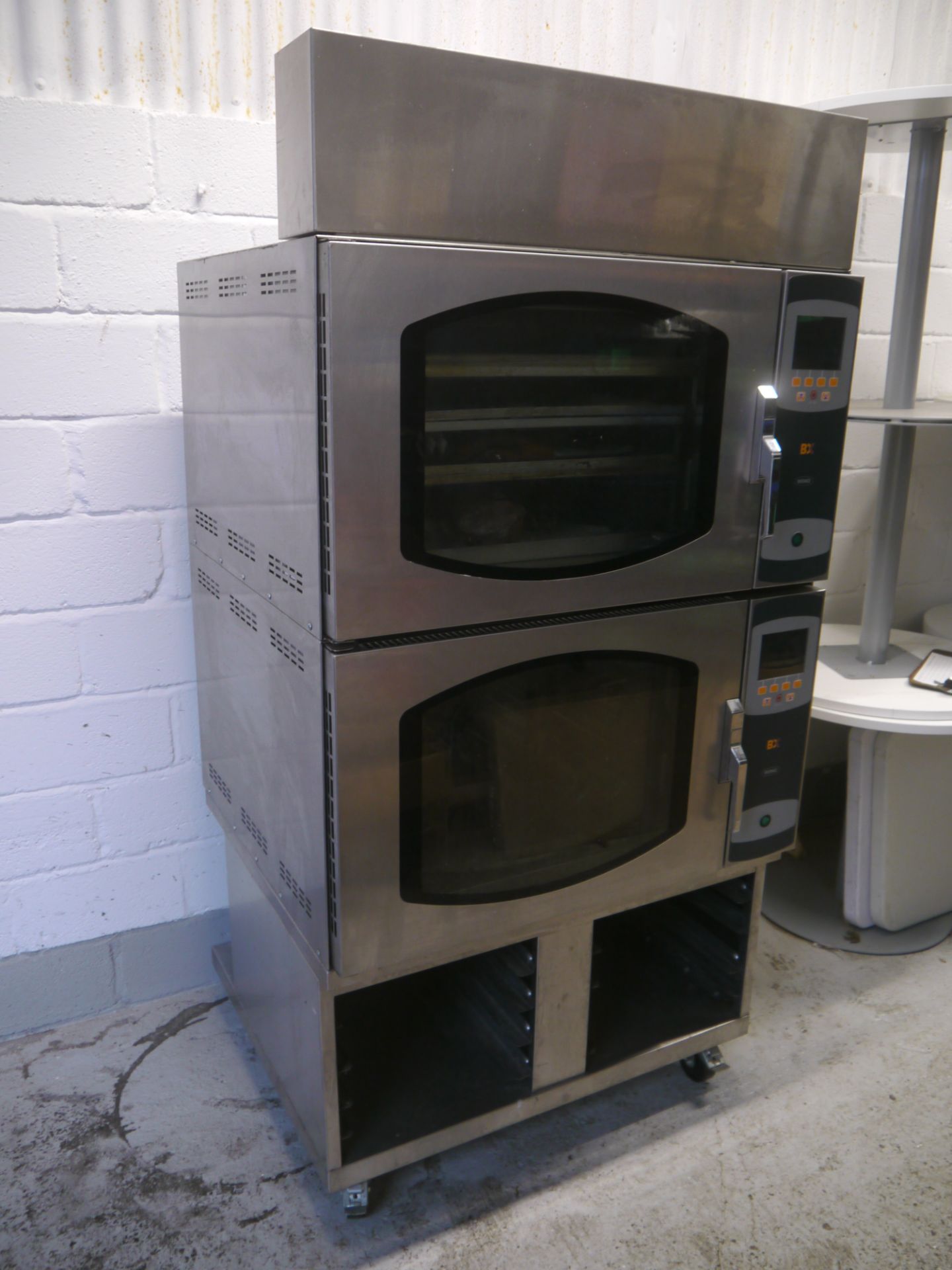 * mono bx double bakery oven in amazing condition harly used.comes compete with trays and stand