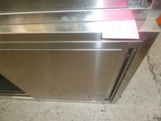 * St Steel wall cabinet, shelving good condition. (600H x 1000W x 400D)