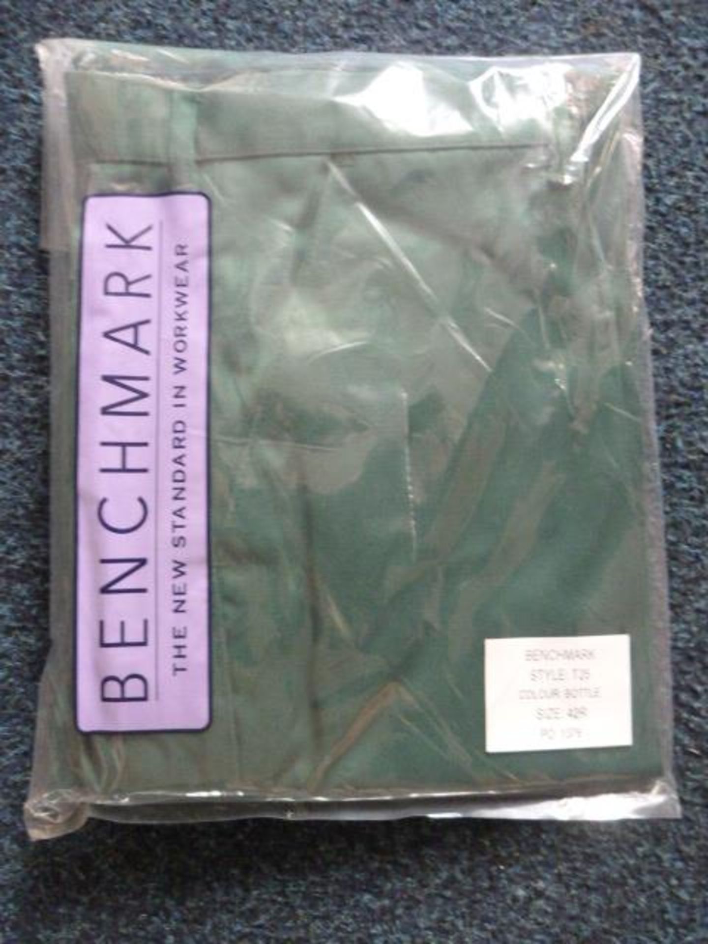 *17 Size: 42R Benchmark Bottle Green Trousers