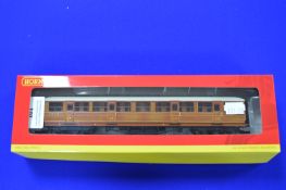 Hornby 00 LNER 61'6" Corridor Third Class Coach 60654