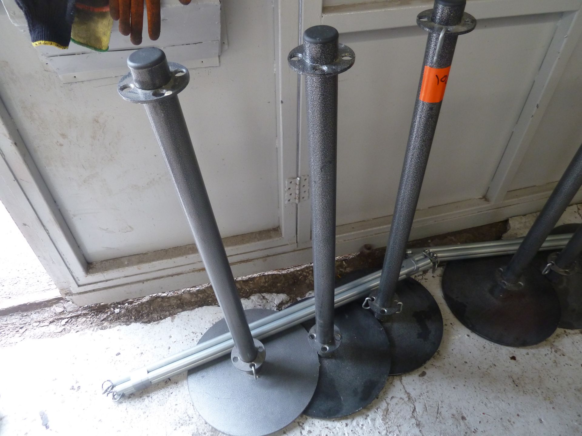 * Partition bollards with connectors x3 partition bollards with connecting rods, ideal for outdoor - Image 2 of 2