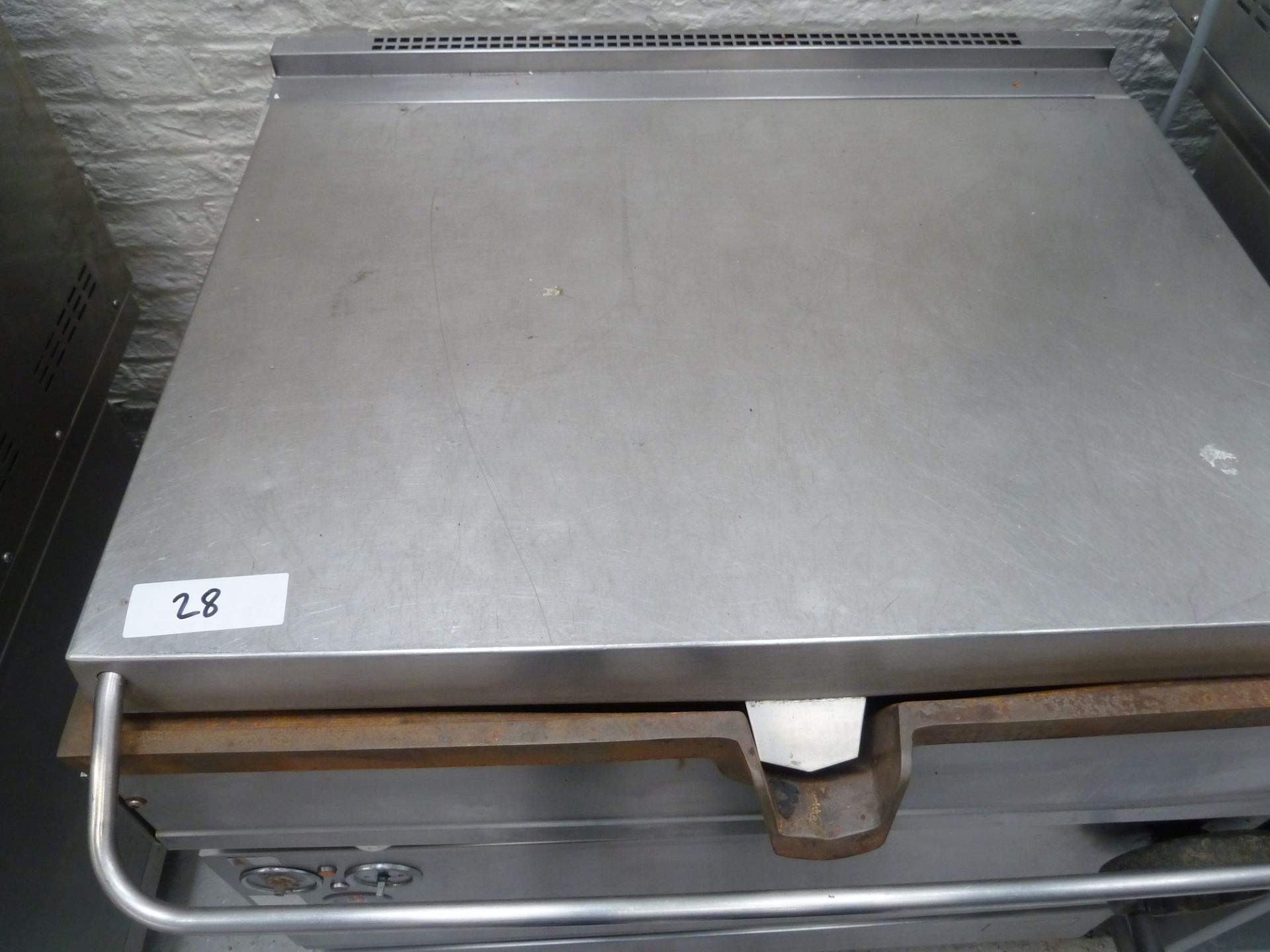 * Brat pan in good condition, one leg needs replacing.(900Wx900Hx860D)