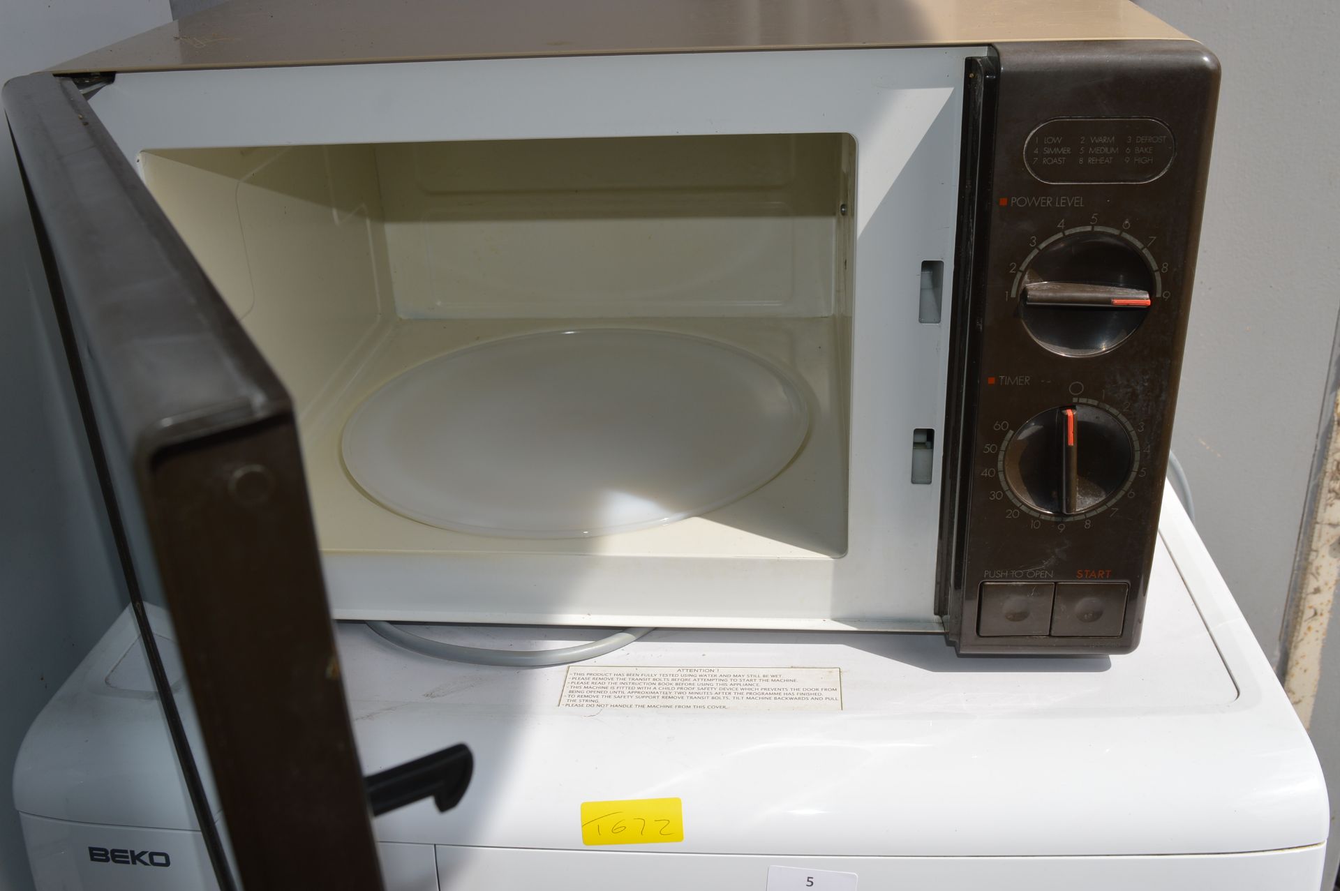 Toshiba Microwave Oven - Image 2 of 2