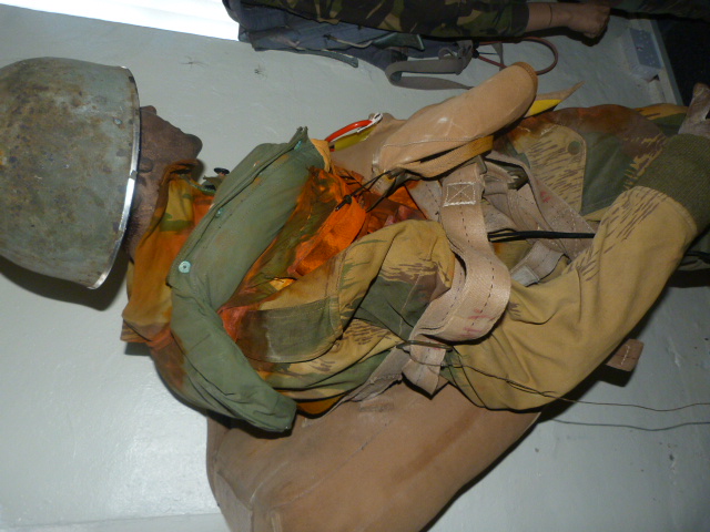 Fully Equipped 1950/60's British Para on Mannequin - Image 3 of 5