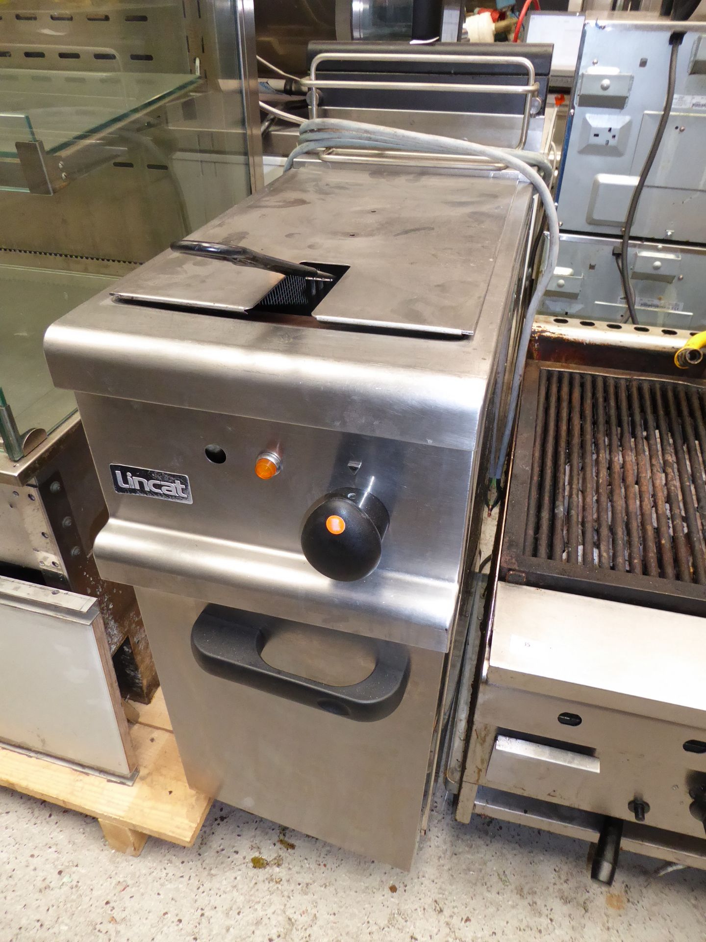 * Lincat single basket pedestal fryer 3 phase electric - complete. Direct from a national chain. (