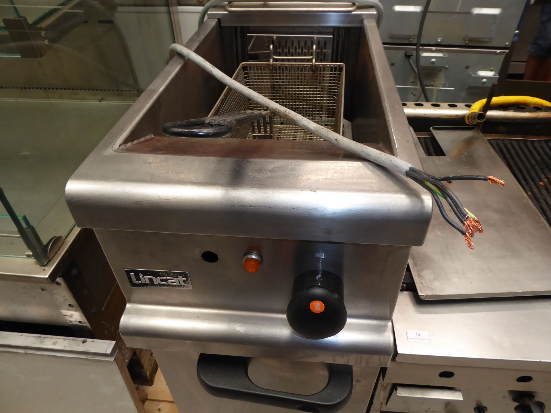 * Lincat single basket pedestal fryer 3 phase electric - complete. Direct from a national chain. ( - Image 2 of 3