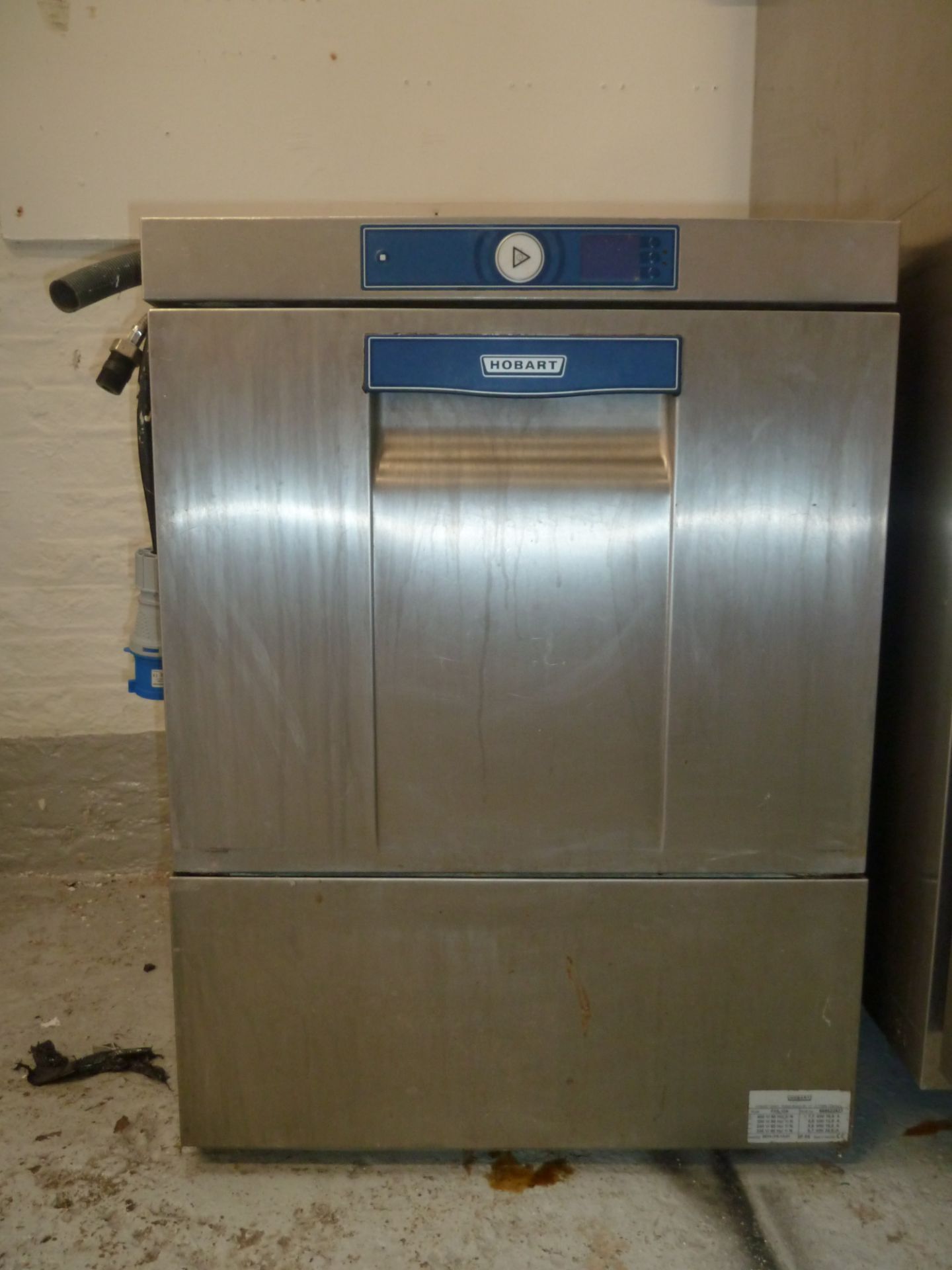* Hobart dishwasher, working and in good condition.(600Wx815Hx600D)