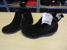 *Khombu Ladies Wedge Boots Size: 9