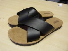 *Khombu Ladies Cross Slides Size: 6