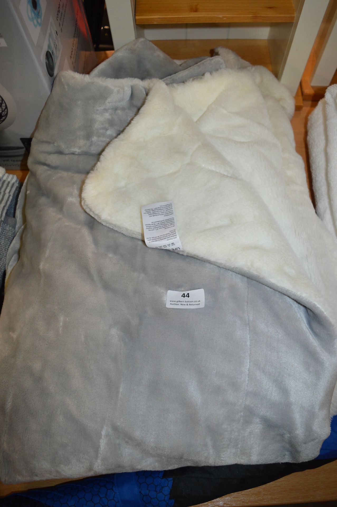 *Life Comfort Grey & White Velvet Throw