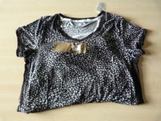 *DKNY Black & White Top Size: M