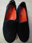 *Sketchers Go Walk Evolution Black Shoes Size: 5.5