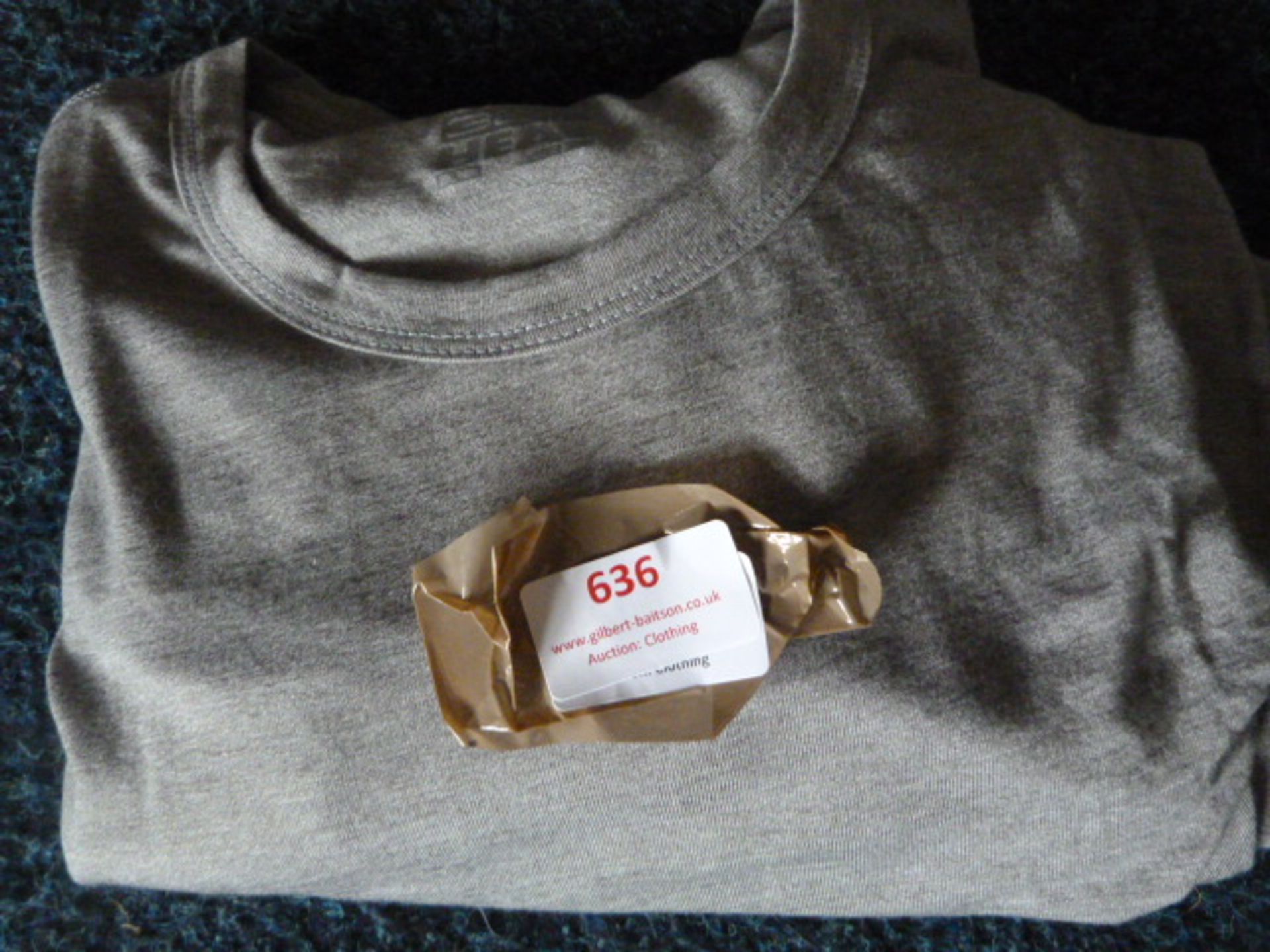 *32° Heat Size: L Grey Short Sleeve Top