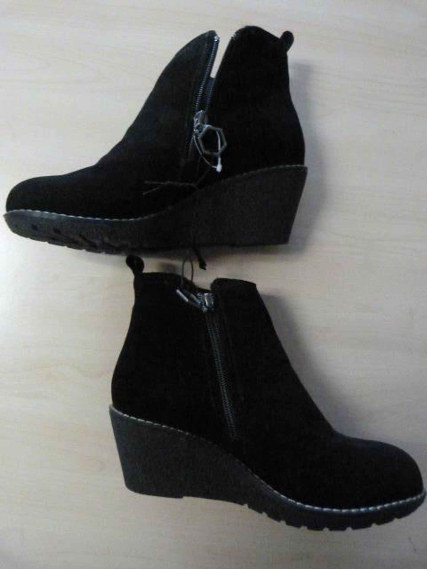 *Khombu Black Boots Size: 6