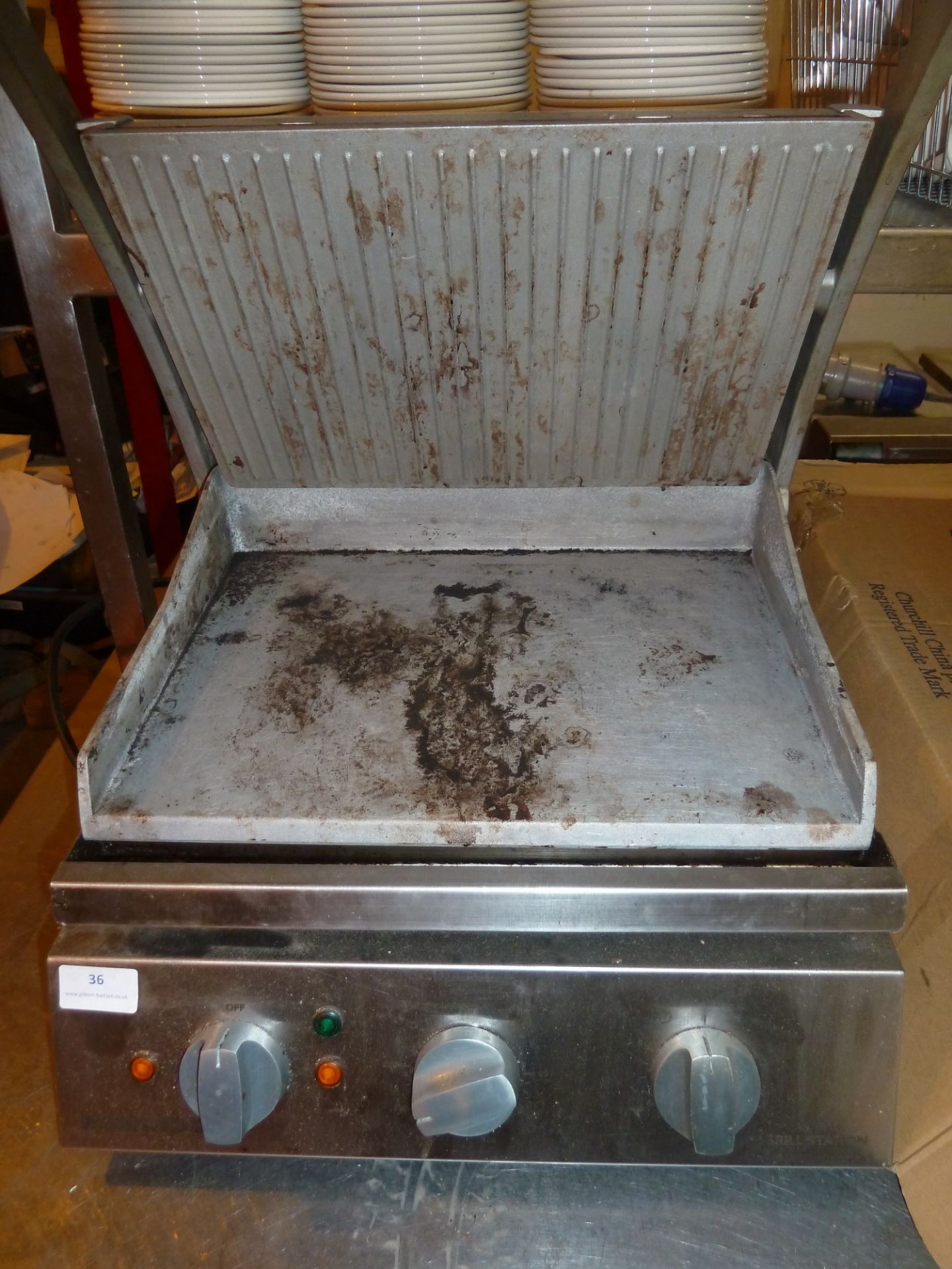 *Roband electric grill cooking area 370w x 280d - Image 2 of 2