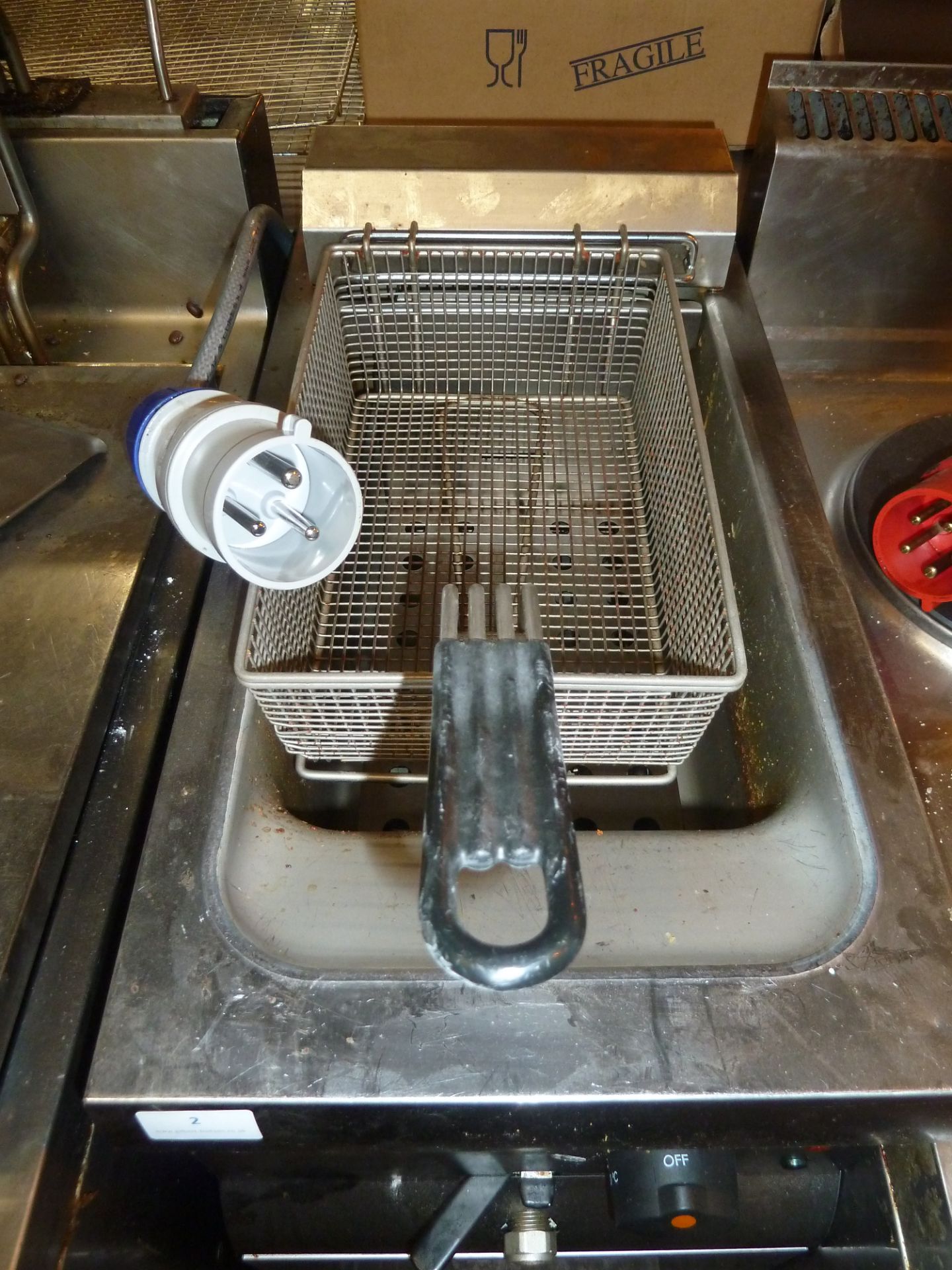 *Lincat single electric fryer freestanding 3 phase with basket 300w x 600d 950h - Image 3 of 4