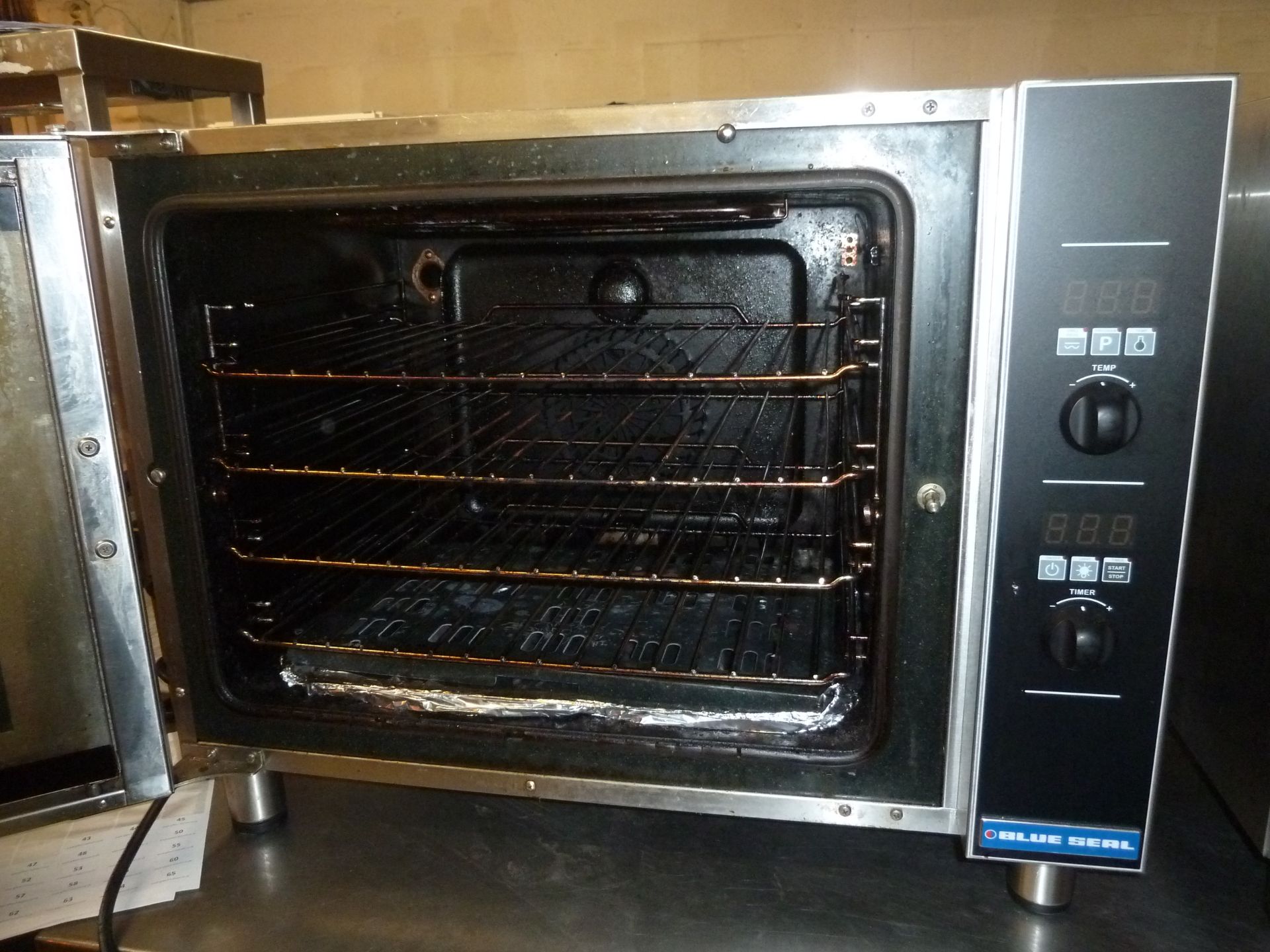 *Blue Seal Turbofan oven Model E31D4 - 4 shelf 810w x 600d x 630h - Image 2 of 3