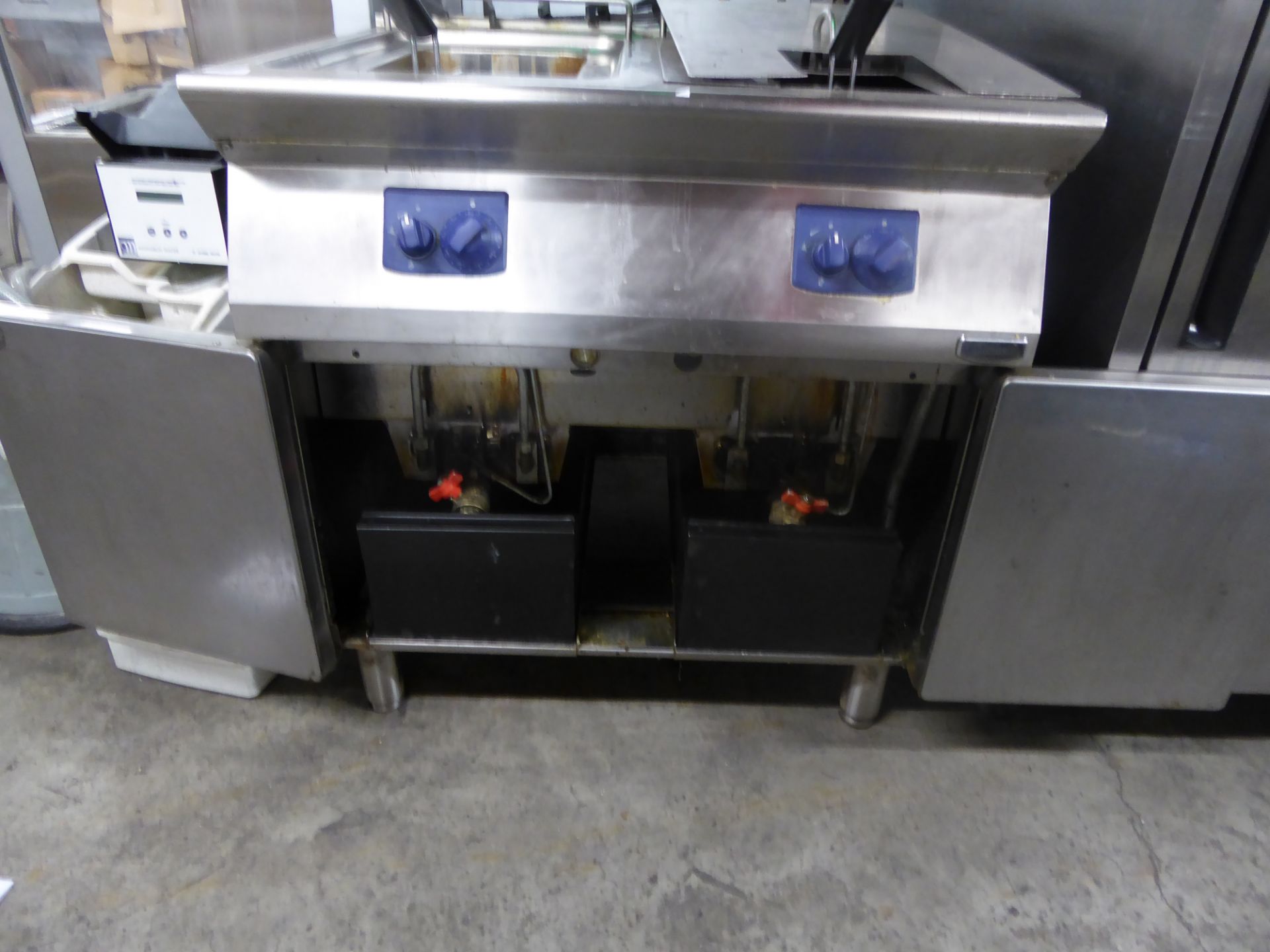 *Electrolux large gas twin fryer with baskets 800w x 740d x 850h - Image 2 of 2