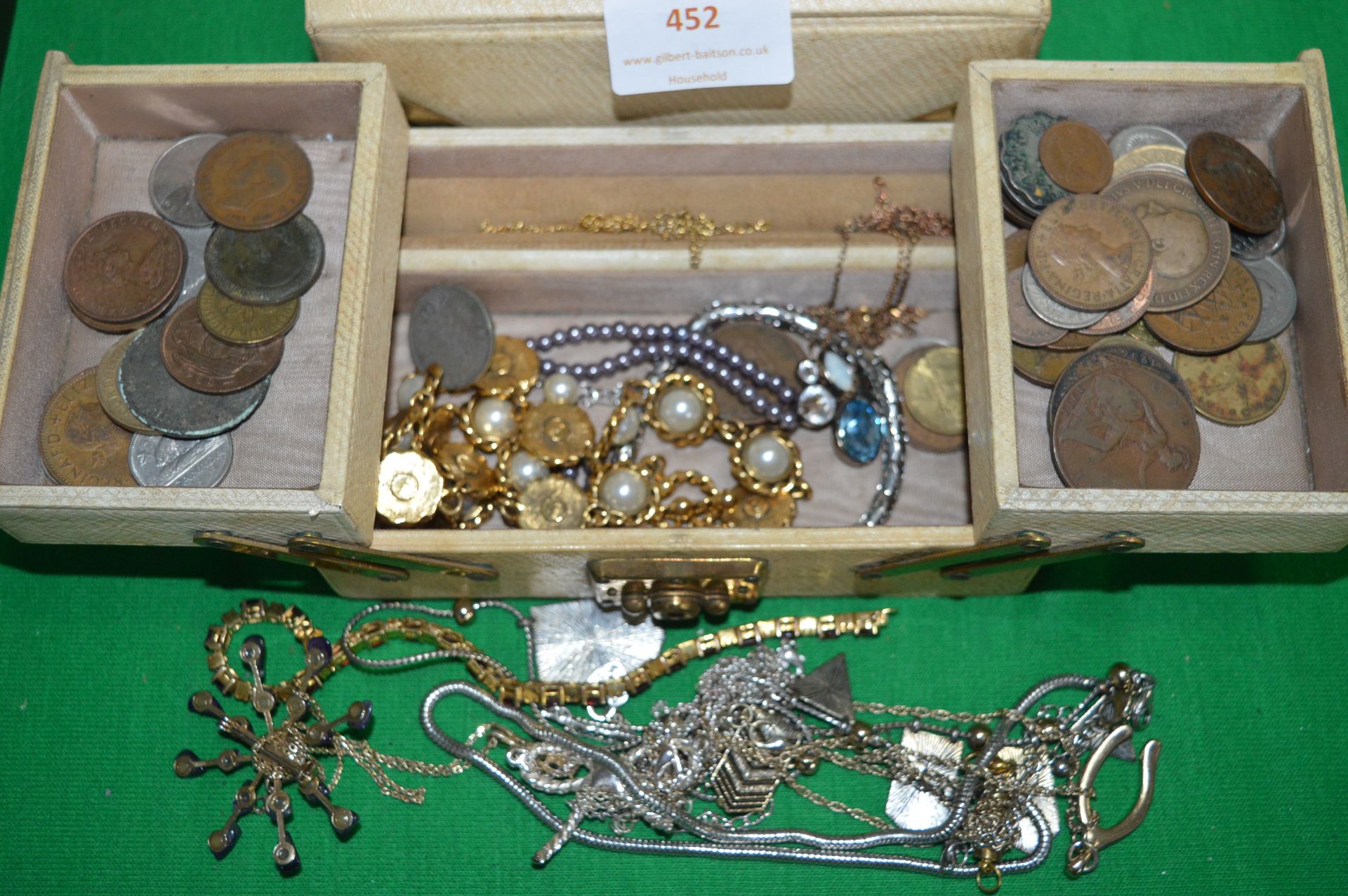 Small Vintage Jewellery Box and Contents of Costum - Image 2 of 2