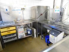 * Maidaid Halyon D2020 pass through dishwasher with feed tables. Right feed 1300w with single