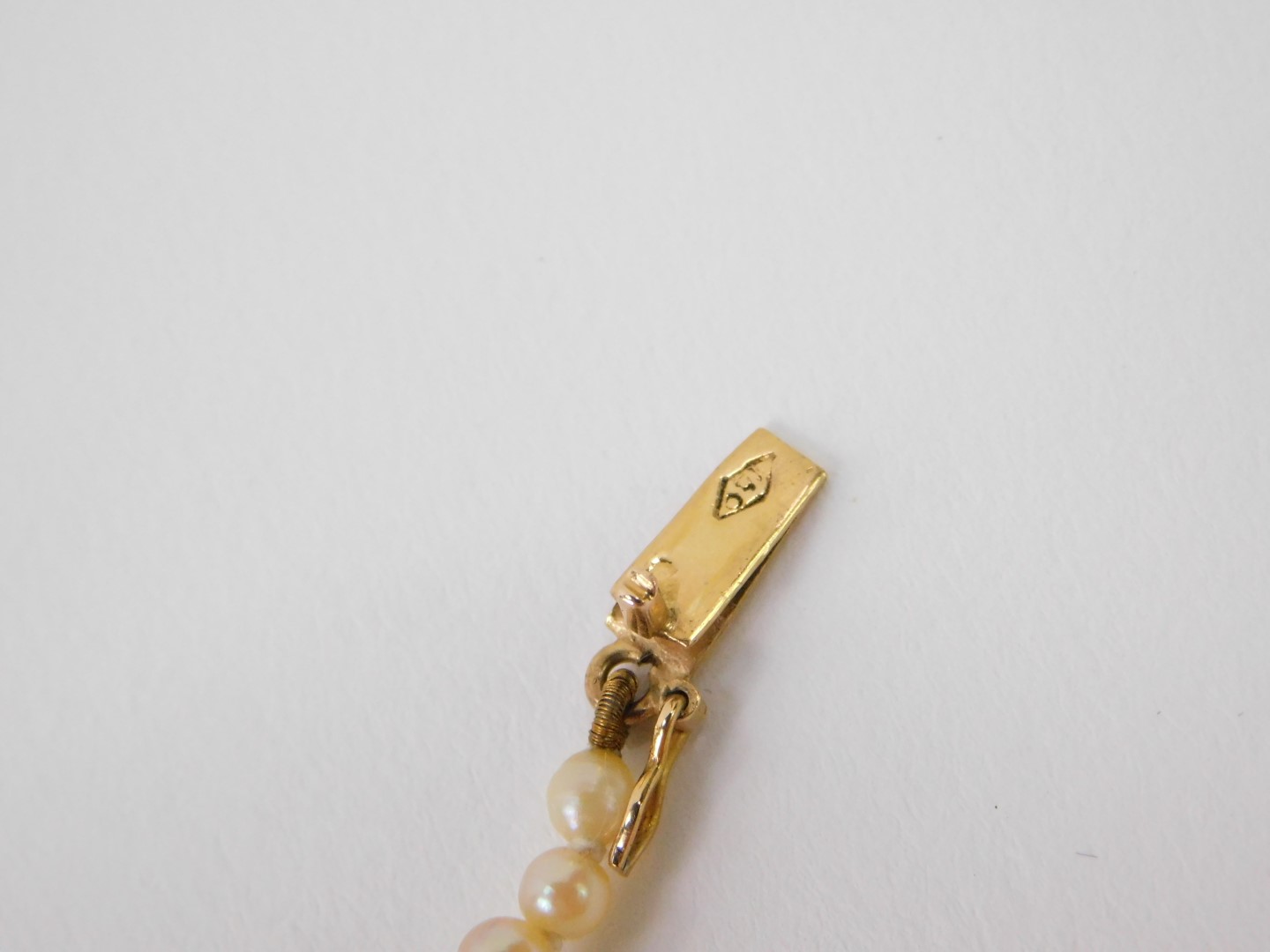 A string of graduated cultured pearls, on a 9ct gold and pearl set snap clasp. - Image 3 of 3