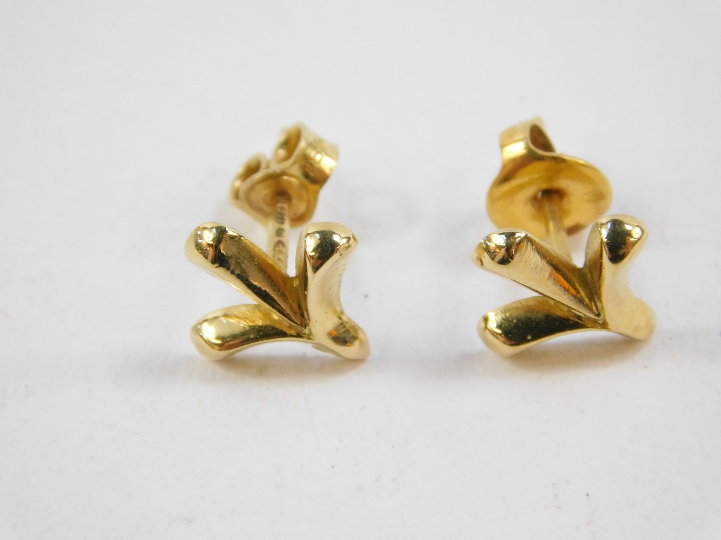 A pair of 18ct trefoil stud earrings, 2.5g. - Image 2 of 2