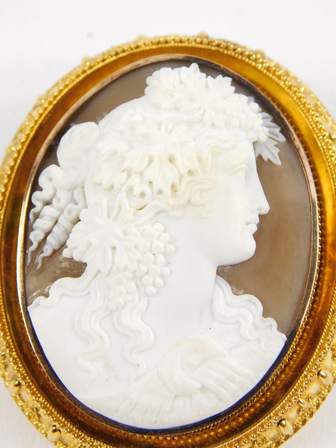 A Victorian oval cameo brooch, set in yellow metal, bust portrait of a lady with vines in her - Image 2 of 4