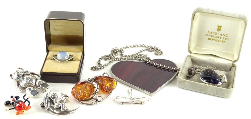A quantity of modern costume jewellery, to include a silver heart shaped pendant, with sparkly