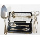 A silver christening set, comprising spoon and fork, Birmingham 1958, 1.33oz, in fitted case, EP