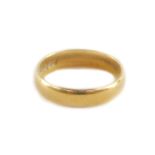 A 22ct gold wedding band, size O, 4.6g.