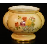 A Royal Worcester blush ivory vase, of quatro foil shape, shape code 867, c1907, 6cm H. There is