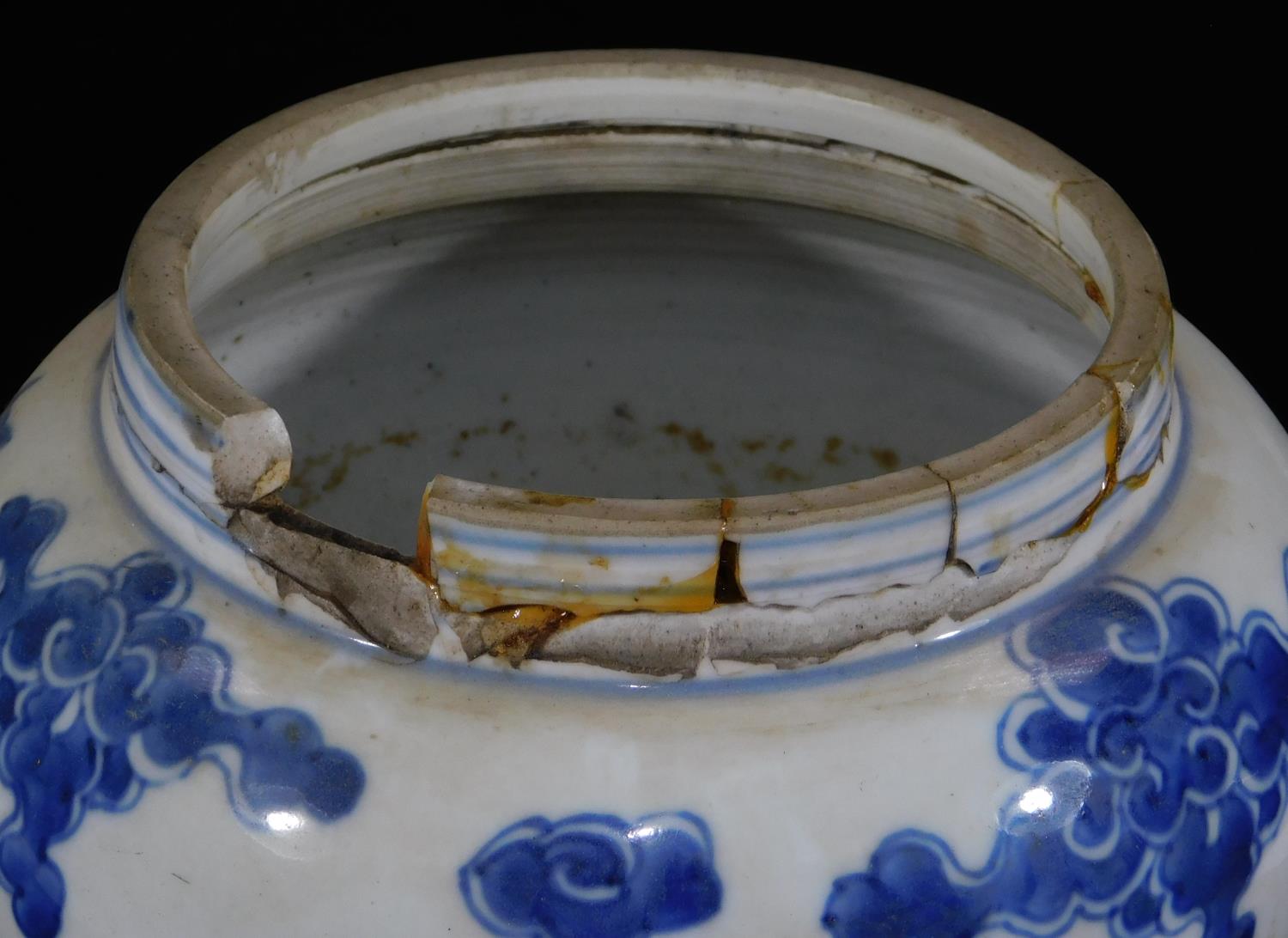 An 19thC Chinese blue and white baluster vase and cover, decorated with four claw celestial - Image 4 of 7