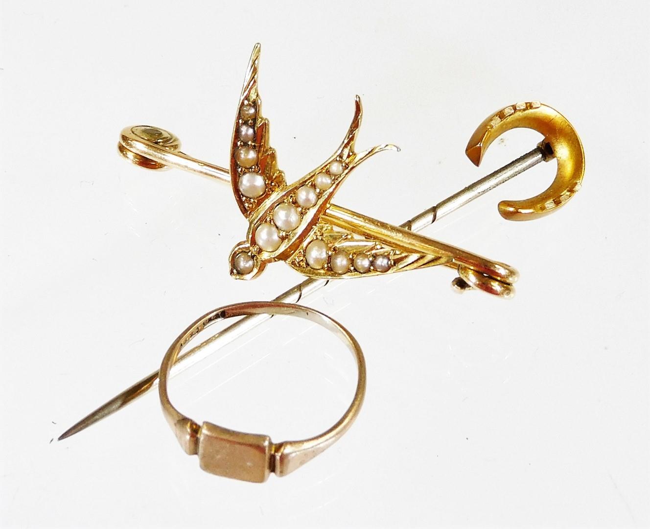 Three items of various jewellery, comprising a 9ct gold signet ring, 1g, a horseshoe stick pin, a ye