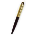An Eversharp Skyline fountain pen, in textured gilt and black trim with flush and shaped clips, 14k