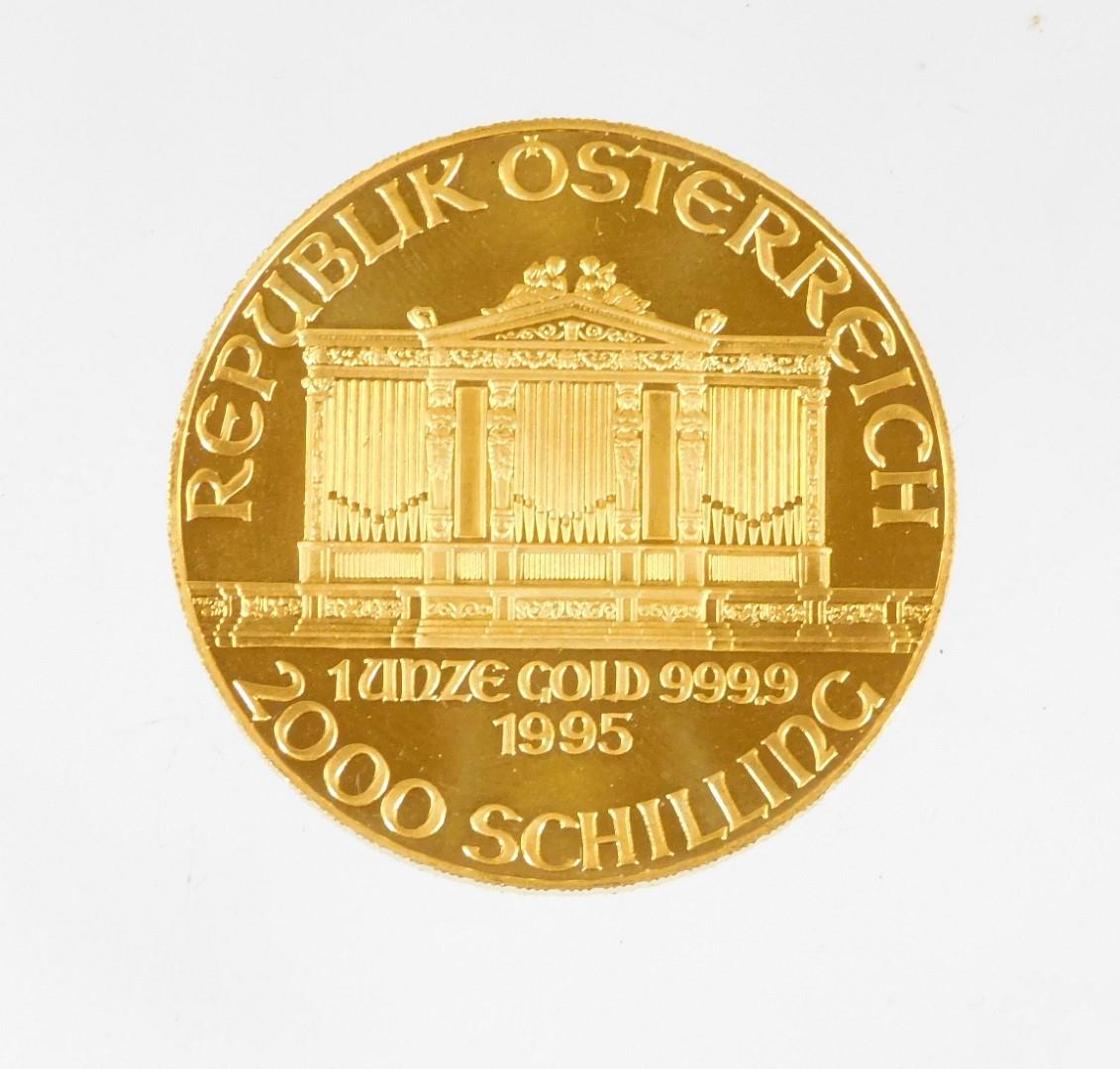 A 1995 Austrian gold Philharmonic coin, marked 1 unze gold, 999.9, 2000 Schilling.