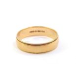 A 9ct gold wedding band, size O, 2.2g.