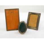 A George V silver strut photograph frame, of rectangular section, 11cm H, 8cm W, aperture 8.5cm H,