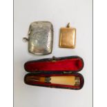 A George V silver vesta case, with foliate engraved decoration, banner reserve, Birmingham 1918, 0.