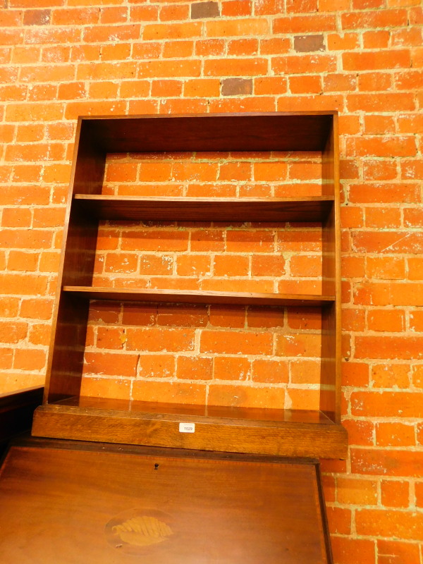 A mid 20thC oak open bookcase, of two shelves raised on a plinth base, 93cm H, 79cm W, 19.5cm D.