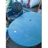 A green plastic outdoor table, and six chairs. (7)