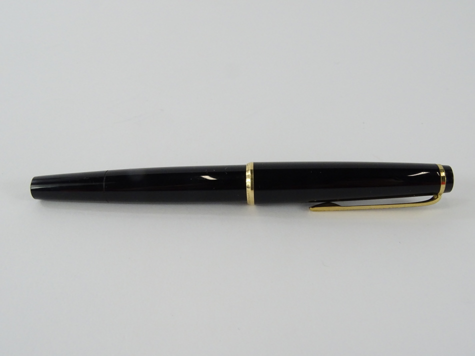 A Mont Blanc fountain pen, in black with gilt trim and clip, with white star to the lid, 12cm - Image 2 of 3