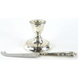 An Elizabeth II silver handled cheese knife, stylised kings pattern with shaped blade marked